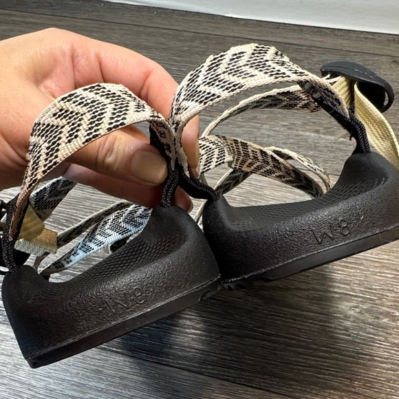 Chaco Black and White Strappy Sandals woman’s 8 (j141) - Picture 5 of 8
